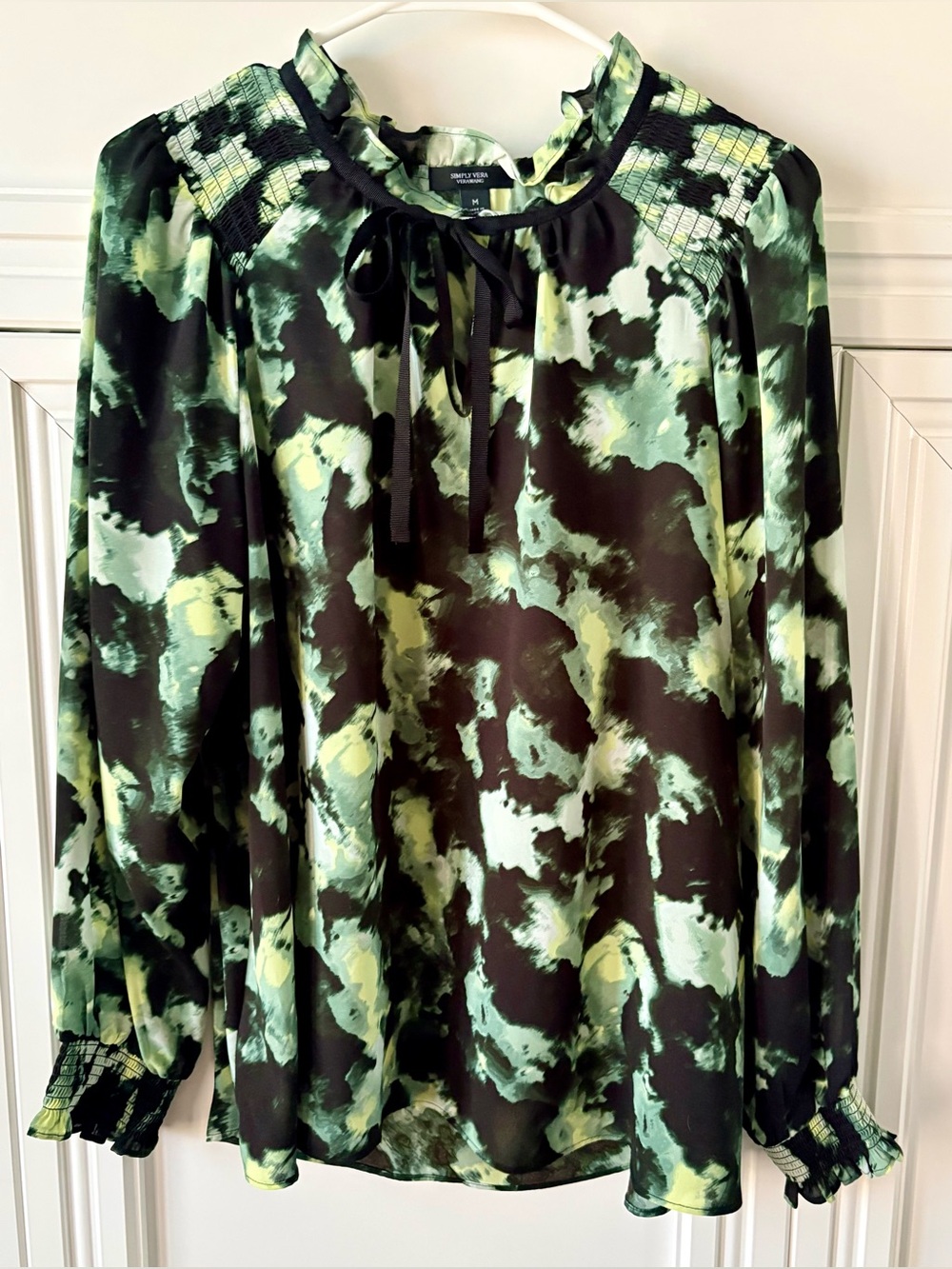 🟢 GREEN AND BLACK ABSTRACT PATTERN VERA WANG BLOUSE WITH SMOCKED RUFFLED NECK 🟢
